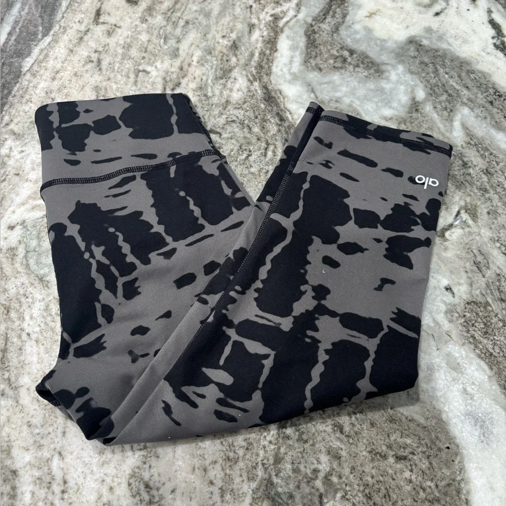 ALO Yoga, gray and black tie dye cropped high waisted leggings size XS